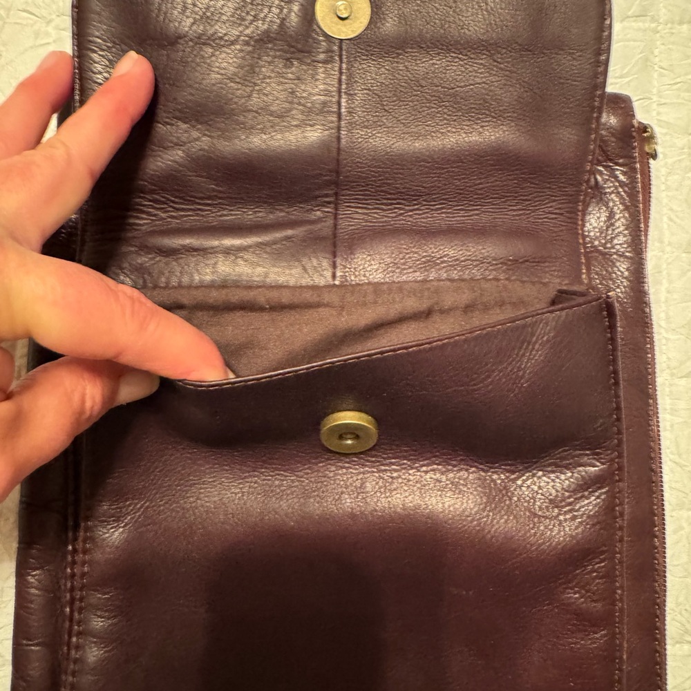 Genuine Leather. Very unique Brown Leather crossbody. So many compartments. - Picture 8 of 8